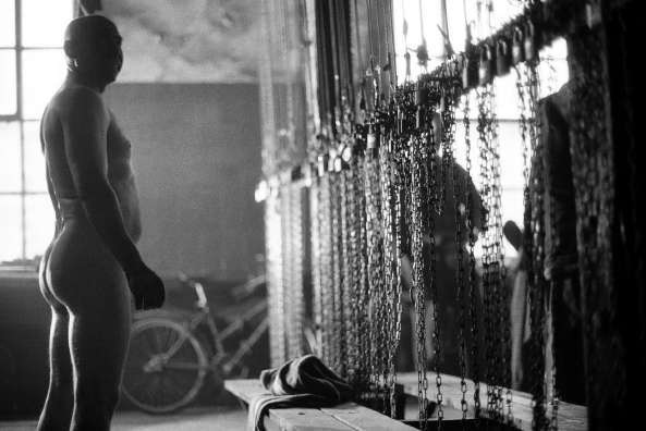 ILWIS — un homme dans les bains des mineurs, photographie noir et blanc